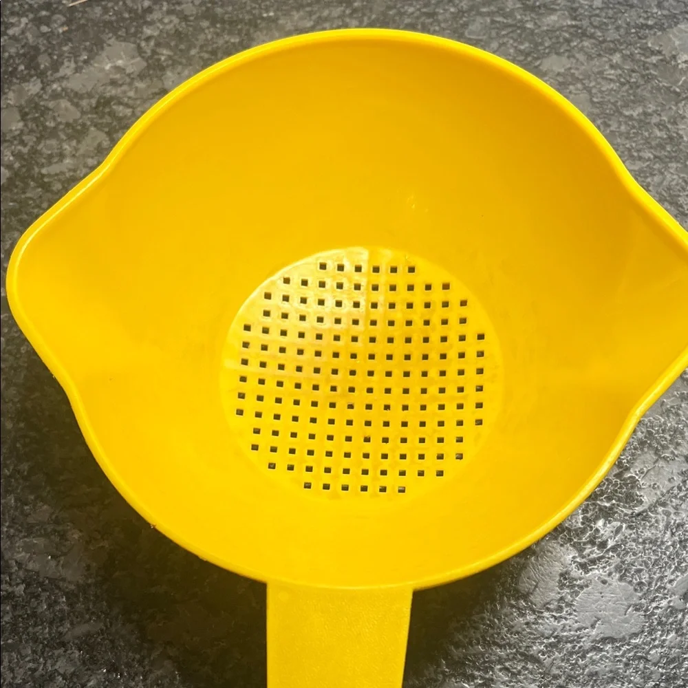 Vintage 8” Bright Yellow Strainer with Handle by Tupperware.  Exc condition